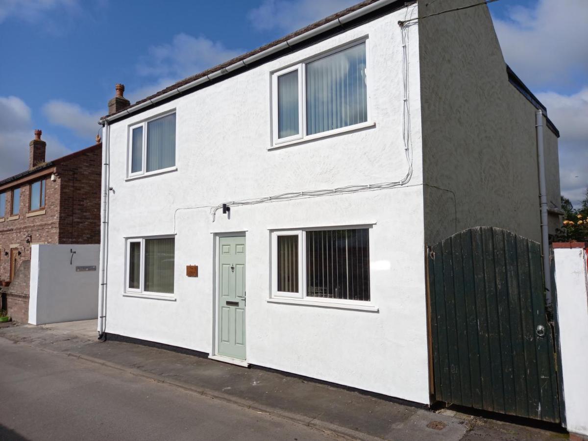 Pet Friendly Beautiful Detached Cottage Close To Spurn Point, Easington And Withersea キングストン・アポン・ハル エクステリア 写真